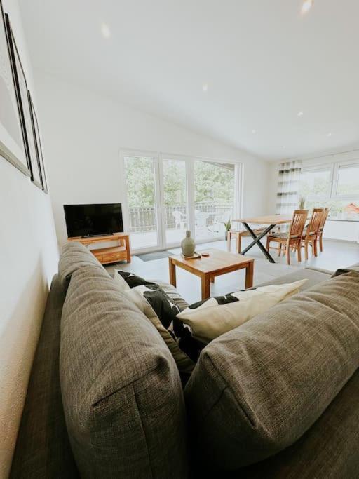 Apartment 100 Qm Im Weindorf - Balkon/Garage Aspisheim Kültér fotó