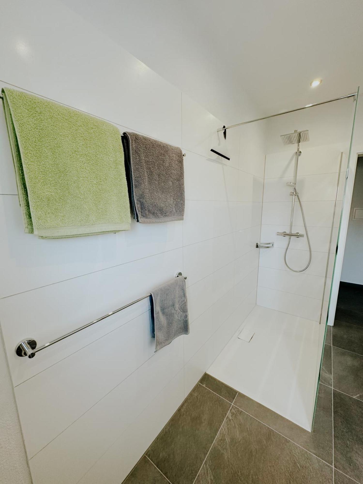 Apartment 100 Qm Im Weindorf - Balkon/Garage Aspisheim Kültér fotó