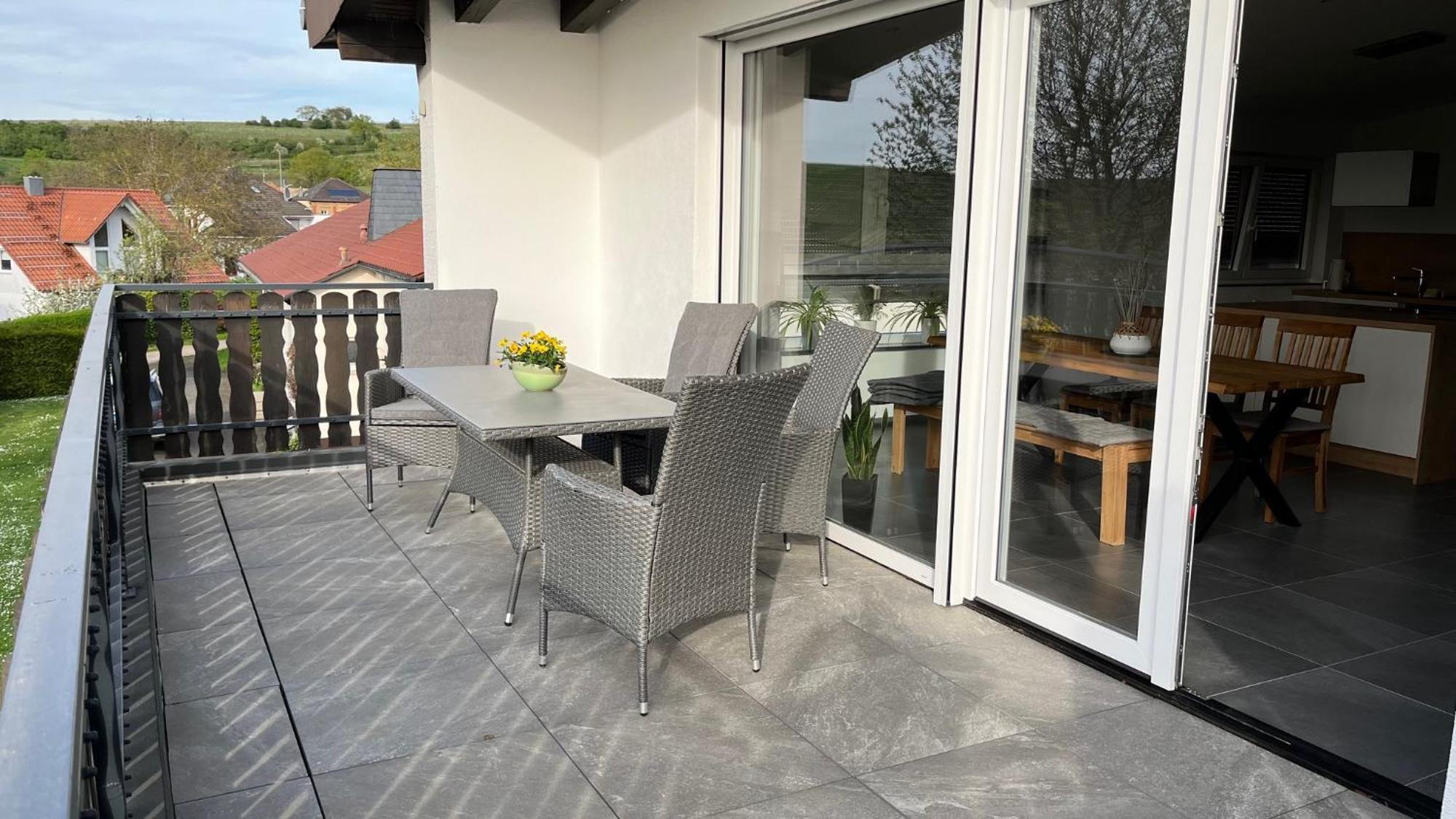 Apartment 100 Qm Im Weindorf - Balkon/Garage Aspisheim Kültér fotó